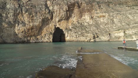 Pareja-Joven-Tomando-Fotos-Cerca-Del-área-De-Cuevas-Marinas-Interiores-En-Malta-En-La-Isla-De-Gozo