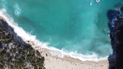 Wunderschöne-Aussicht-Auf-Die-Bucht-Von-Cala-Luna-Auf-Sardinien,-Weißer-Sandstrand-Mit-Türkisfarbenem-Wasser