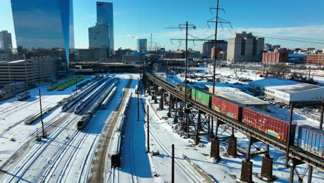 Amtrak-Und-Cargo-CSX-Zug-Fahren-In-Den-Bahnhof-30th-Street-In-Philadelphia,-Pennsylvania-Ein