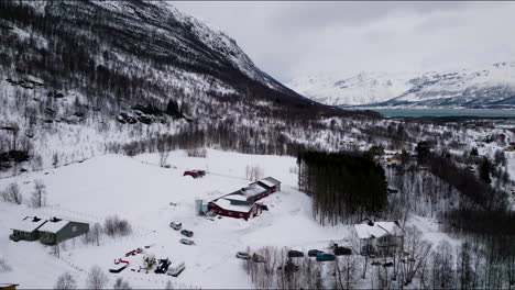 Luftaufnahme-Der-Schneebedeckten-Berge-Im-Kreis-Troms-Und-Finnmark-In-Norwegen