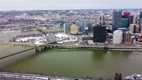 Luftaufnahme-Des-Monongahela-River-Mit-Der-Skyline-Der-Innenstadt-Von-Pittsburgh-Im-Hintergrund