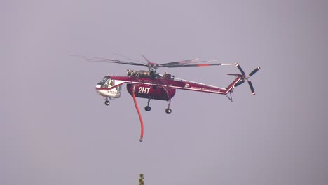 Helicóptero-De-Bomberos-Sobrevolando-El-Bosque,-Durante-Los-Incendios-Forestales---Vista-En-Cámara-Lenta
