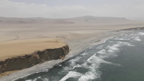 Hohe-Sandklippen-An-Der-Küste-Perus,-Wo-Die-Wüste-Auf-Den-Pazifischen-Ozean-Trifft