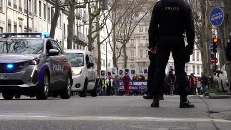 La-Policía-Supervisa-La-Protesta-En-Las-Calles-De-Lyon,-Francia.