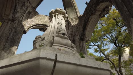 Niedriger-Blickwinkel-Auf-Den-Verzierten-Wasserbrunnen-Im-Park-In-Lissabon