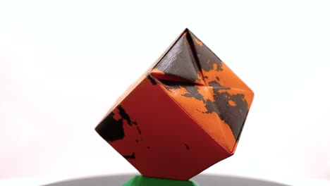 Isoliertes-Kubisches-Erd-Origami-Mit-Aufgedruckter-Weltkarte,-Rotierende-Aufnahme
