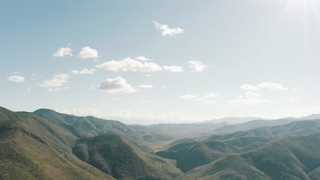 Nach-Unten-Geneigte-Aufnahme-Von-Wolken-Und-Grünen-Bergen-Der-Landschaft-In-Oaxaca,-Mexiko