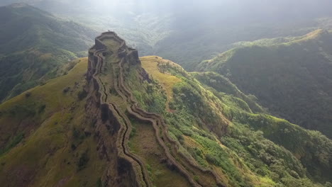Neblige-Grüne-Luftaufnahme-Der-Grasbewachsenen-Wände-Von-Zunjar-Machi-Im-Torna-Fort,-Indien