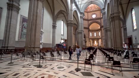 Famous-destination-Florence-Duomo-cathedral,-walking-inside-the-old-catholic-basilica-with-tourist-and-faithful