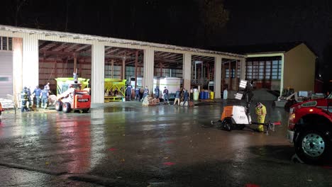 Feuerwehrleute-Und-Freiwillige-Bereiten-Schützende-Sandsäcke-Vor,-Um-Nächtliche-Überschwemmungen-Zu-Verhindern