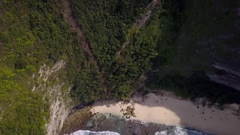 Vista-Aérea-Perfecta-Vuelo-Lentamente-Incline-Hacia-Arriba-Vuelo-De-Drones-Grandes-Olas-En-La-Naturaleza-Intacta-Playa-Kelingking-En-Nusa-Penida-Bali-Indonesia-Parque-Jurásico
