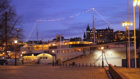Wunderschöne-Nachtansicht-In-Zeitlupe-Des-Yachthotels-Und-Restaurantbootes,-Das-In-Gamla-Stan-In-Stockholm,-Schweden,-Anlegt
