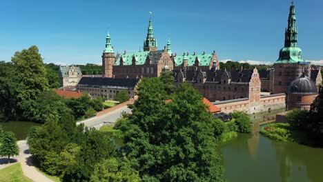 Absteigende-Luftdrohnenaufnahme-Des-Schlosses-Frederiksborg-Und-Seiner-Umgebung-In-Hillerod,-Dänemark