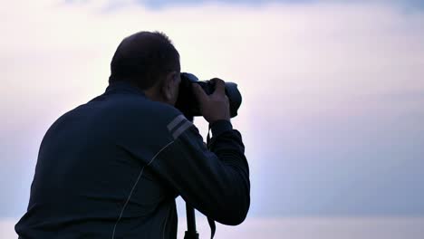 Vista-Del-Fotógrafo-Masculino-Tomando-Fotos-Usando-Dlsr-Durante-La-Hora-Azul