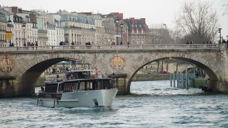 Vorderansicht-Des-Bootes,-Das-Während-Der-Weihnachtsferien-Auf-Dem-Fluss-Seine-Segelt
