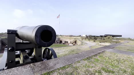 Unten-Am-Lauf-Einer-Kanone-Im-Fort-Macon-State-Park-In-Der-Nähe-Von-Beaufort,-North-Carolina