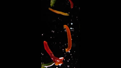 Paprika-Fliegen-In-Der-Luft-Und-Spritzen-In-Zeitlupe-Mit-Wasser