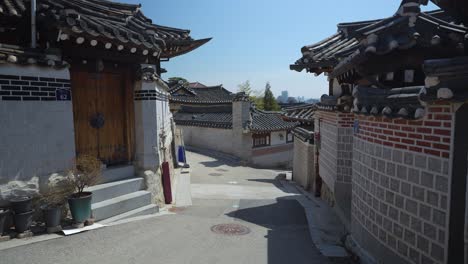 Viajeros-En-El-Pueblo-De-Bukchon-Hanok-En-Seúl,-Corea-Del-Sur