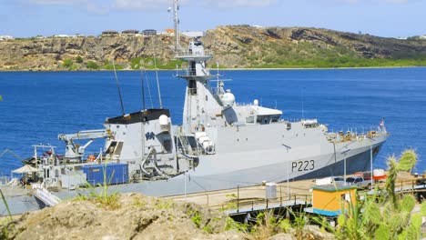 RFA-Wave-Knight-and-HMS-Medway-anchored-in-the-oceans-of-Willemstad-on-the-Caribbean-island-of-Curacao
