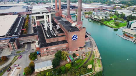 Hauptsitz-Des-Volkswagen-Konzerns,-Volkswagen-Werk-Wolfsburg,-Luftaufnahme