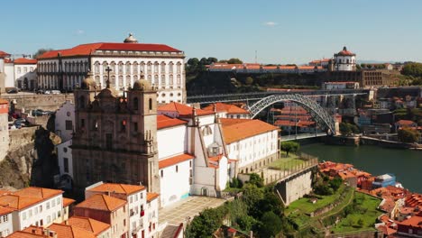 Toma-Aérea-De-Primer-Plano-Del-Puente-Luis-I,-El-Río-Douro-Y-La-Ciudad-De-Porto,-En-Portugal