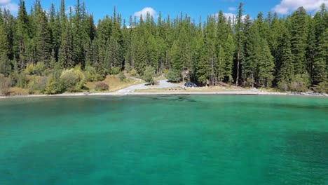 Üppiger-Grüner-Wald-Und-Immer-Noch-Blaugrünes-Wasser-Des-Lake-Ashley-In-Montana-An-Einem-Schönen-Tag---Luftaufnahme