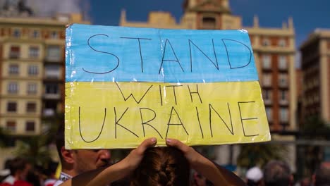 Bei-Protesten-Wird-Das-Schild-„Steht-An-Der-Seite-Der-Ukraine“-Hochgehalten