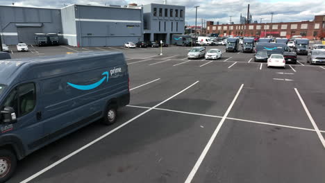 Amazon-Prime-Lieferwagen-Im-Amazon-Hub-Warehouse