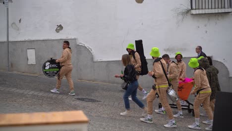 Typische-Andalusische-Karnevalsmusikgruppe-In-Andalusien,-Die-Durch-Die-Straße-Geht