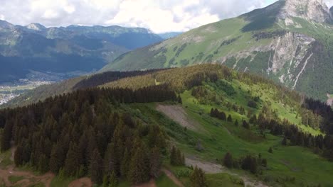 Drohnenaufnahme-Von-Mountainbike-Strecken,-Wäldern-Und-Bergen