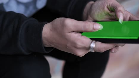 Weibliche-Asiatische-Hände,-Die-Ein-Smartphone-Mit-Grünem-Bildschirm-Tippen