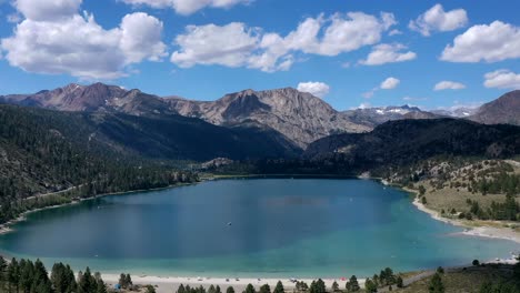 Lago-De-Junio-Con-Vista-Panorámica-Del-Pico-Carson-En-California,-Estados-Unidos