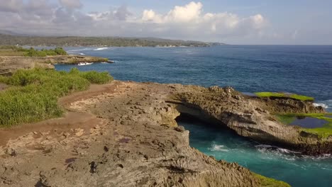 Smooth-aerial-view-flight-fly-forwards-drone-shot
Big-ocean-waves-crashing-on-the-rocks-of-Devil's-Tear-at-Lembongan-Indonesia