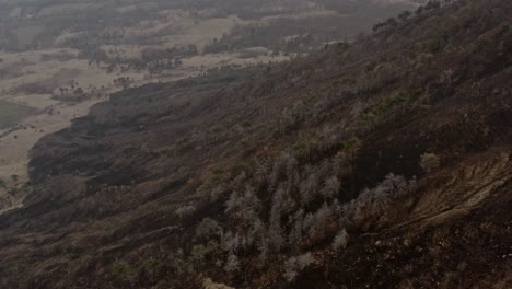 Efecto-De-Los-Cambios-Climáticos-En-Las-Colinas-Después-De-Que-Un-Incendio-Dejara-La-Tierra-Destruida
