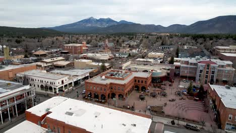 Aerial-of-Flagstaff-Arizona-with-San-Francisco-Peaks-in-Background