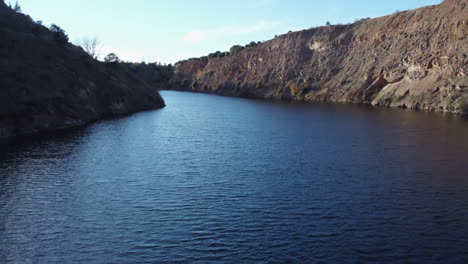 Un-Lago-Azul-Profundo-Se-Forma-En-Una-Antigua-Mina-De-Estaño-Inundada-Cerca-De-Golpejas,-España