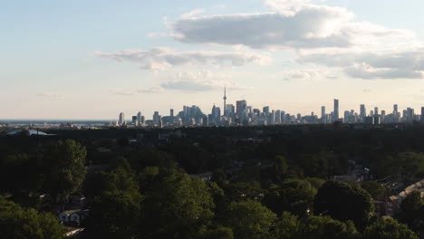 Aus-Der-Ferne-Bietet-Sich-Ein-Fantastisches-Panorama-Aus-Beton-Und-Glas-In-Toronto