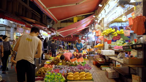 Puesto-De-Frutas-En-El-Mercado-De-Alimentos-En-Hong-Kong-Por-La-Noche