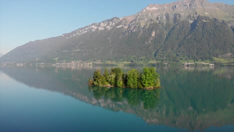 Droneshot-De-Pequeña-Isla-En-Suiza-Con-Panorama-De-Montaña-En-La-Parte-Posterior