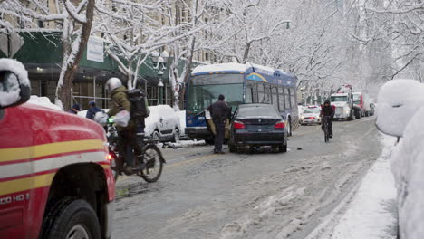 Unfallstelle-Mit-Auto-Und-Stadtbus-In-New-York-City-An-Einem-Verschneiten-Tag