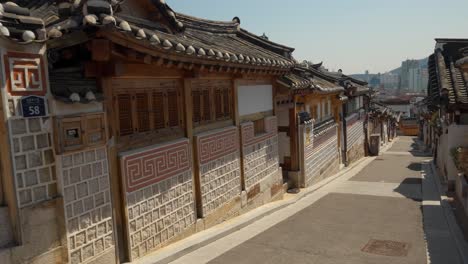 Bukchon-Hanok-Dorf-In-Seoul,-Südkorea-–-Blickwinkel-Des-Gehens