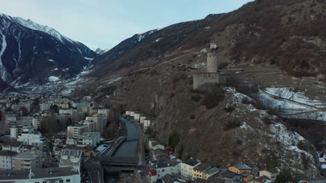 Luftaufnahme-Des-Schlosses-La-Bâtiaz-Mit-Blick-Auf-Die-Stadt-Martigny-In-Der-Schweiz