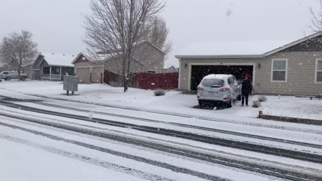 Un-Hombre-Limpia-La-Nieve-De-Su-Automóvil-Antes-De-Salir-A-Conducir-A-Través-De-Esta-Tormenta-De-Nieve-En-Colorado