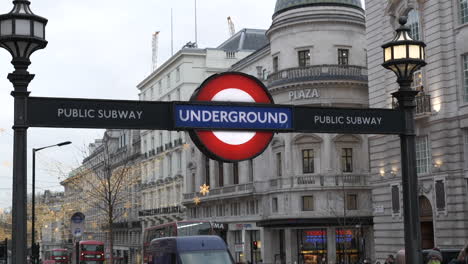 Signo-De-La-Estación-De-Metro-De-Londres-En-Piccadilly-Circus