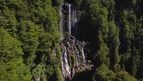 Wasserfall-Auf-Einer-Klippe-Zwischen-Grünen-Und-Feuchten-Wäldern