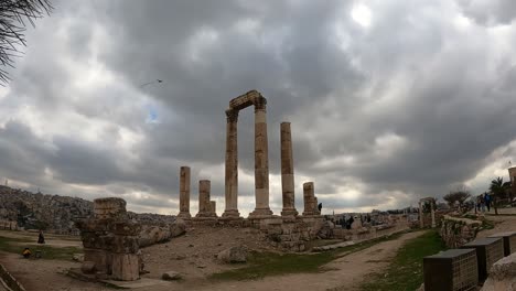 Hyper-lapse-of-the-Roman-ruins-of-the-Hercules-Temple-on-the-citadel-in-Amman,-Jordan
