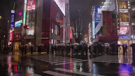 Shinjuku-Cruzando-Hacia-Kabuki-cho,-Lloviendo-De-Noche-4k