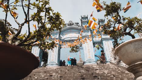 Subiendo-Lentamente-Las-Escaleras-Entre-Las-Macetas-En-Ba-Na-Hills,-Vietnam