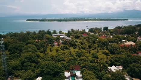 Wunderschönes-Drohnenflug-Panorama-über-Die-Aussicht,-Drohnenaufnahme-Eines-Luxusresorthotels-An-Einem-Malerischen-Tropischen-Traumstrand,-3-Inseln,-Gili-Trawangan,-Air-Meno-Auf-Lombok