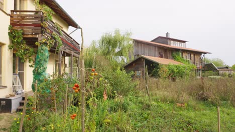 Zwei-Ländliche-Häuser-Mit-Gemüsebeet-Im-Hinterhof